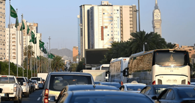 العاصمة المقدسة تتوشح براية التوحيد احتفاءً بيوم العلم