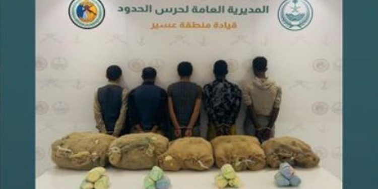 القبض على 5 مخالفين بمنطقة عسير لتهريبهم 100 كيلوجرام من نبات القات