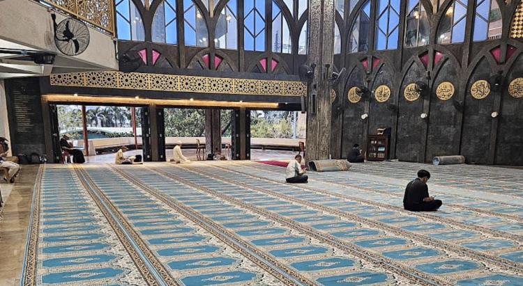 المملكة تفرش أكبر جامع في العاصمة التايلاندية بانكوك بالسجاد الفاخر