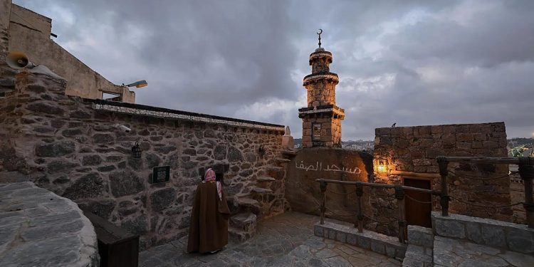 بأحجار السروات.. مشروع الأمير محمد بن سلمان لتطوير المساجد التاريخية يُجدّد مسجدًا عمره 13 قرنًا