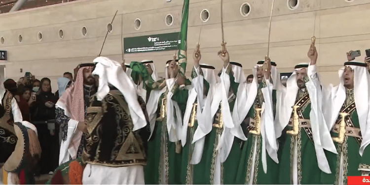 بالعرضة.. مطار الملك عبد العزيز يستقبل المسافرين في العيد