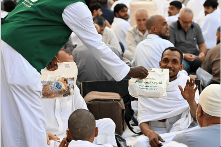 توفير وجبات صحية لضيوف الرحمن بساحات المسجد الحرام