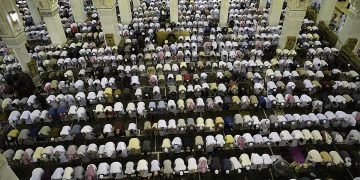 جموع المصلين يؤدون صلاتي العشاء والتراويح في المسجد الحرام في ليلة 27 من رمضان