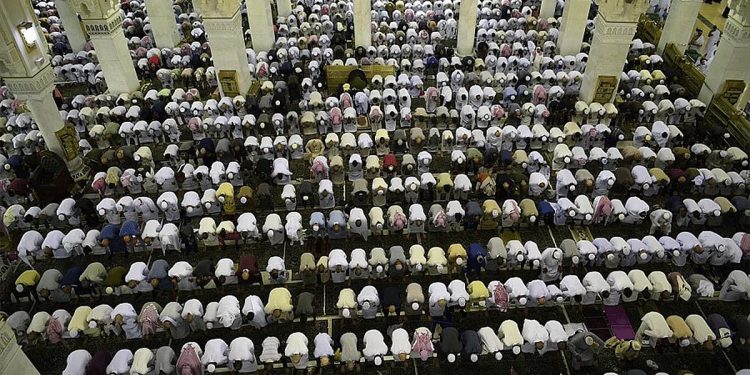 جموع المصلين يؤدون صلاتي العشاء والتراويح في المسجد الحرام في ليلة 27 من رمضان