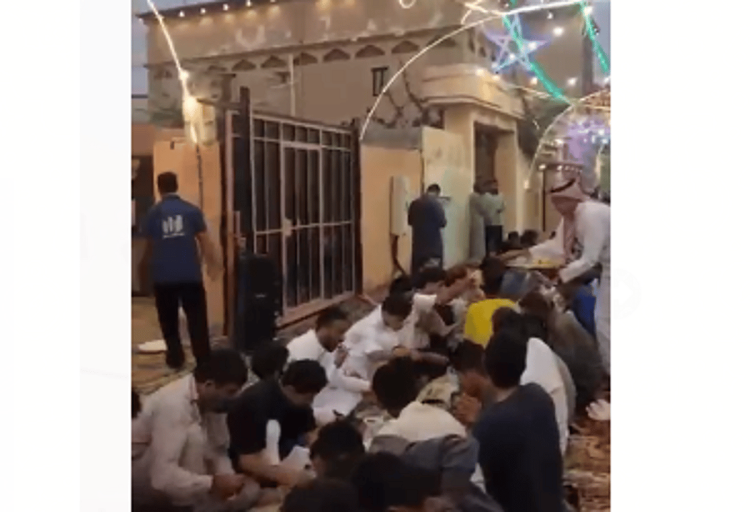 “حارة الأحمدي” تصنع الحدث بأطول مائدة رمضانية في جازان وتُخلّد 20 عاماً من العطاء