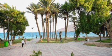 حقل.. إطلالات بحرية ساحرة تجذب الزوار