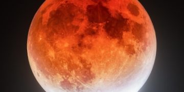 خسوف كُلّي للقمر الجمعة