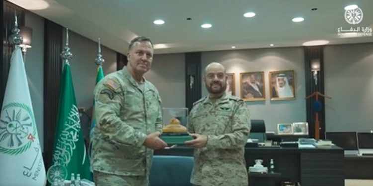 رئيس الأركان العامة يستقبل قائد القيادة المركزية الأمريكية