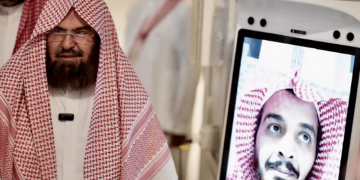 رئيس الشؤون الدينية يدشن "روبوت منارة" لإجابة السائلين في المسجد الحرام