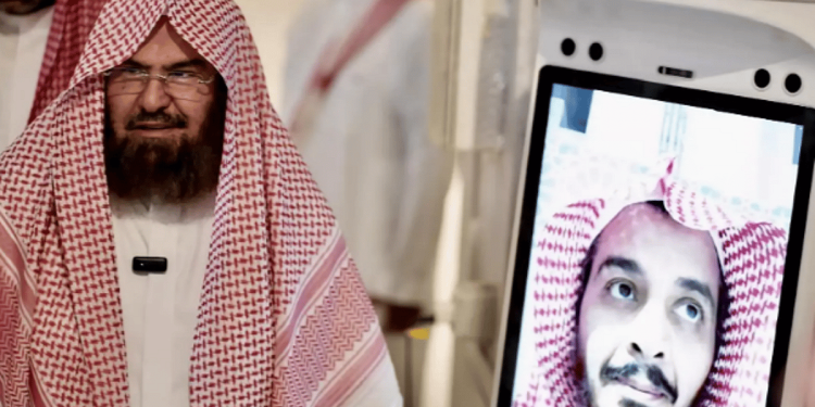 رئيس الشؤون الدينية يدشن "روبوت منارة" لإجابة السائلين في المسجد الحرام