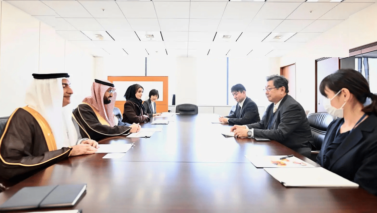 رئيس «الغذاء والدواء» يبحث تعزيز التعاون مع نظيره الياباني