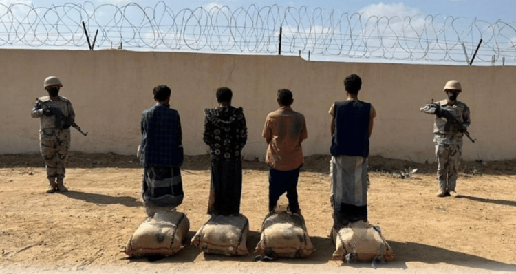 ضبط 4 مخالفين لنظام أمن الحدود لتهريبهم 80 كيلوجرامًا من القات بعسير