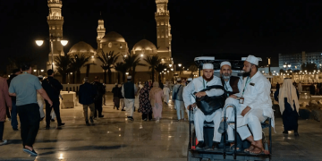 ضيوف برنامج خادم الحرمين الشريفين يزورون مقبرة شهداء أحد ومسجد قباء