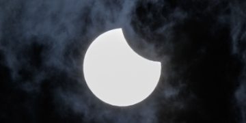 كسوف جزئي للشمس فوق نصف الكرة الشمالي