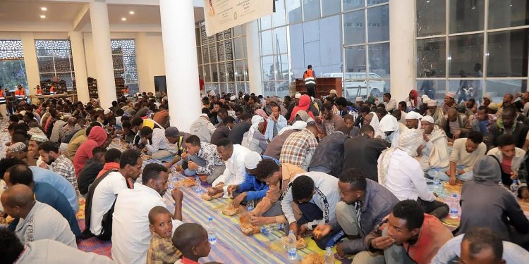  لأكثر من 9600 مستفيد.. "الشؤون الإسلامية" تقيم موائد لتفطير الصائمين في أثيوبيا