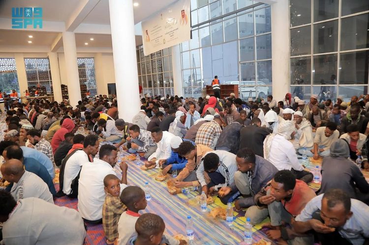  لأكثر من 9600 مستفيد.. "الشؤون الإسلامية" تقيم موائد لتفطير الصائمين في أثيوبيا