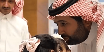 لحظات أبوية لنائب أمير جازان مع الأيتام في إفطار رمضاني