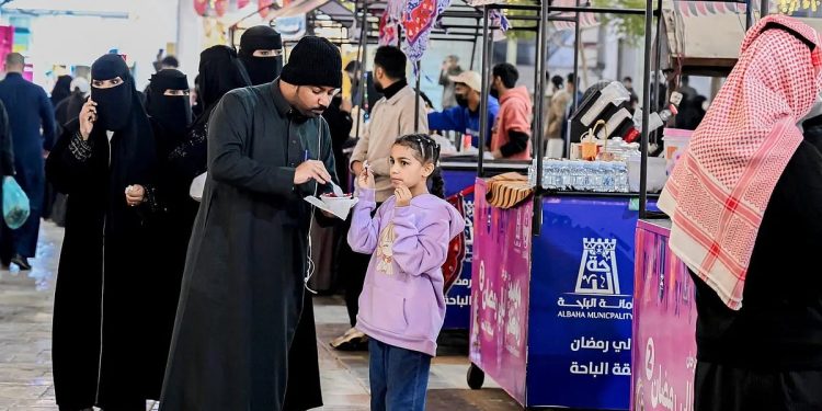 ليالي رمضان بسوق البلد بالباحة تجذب الزوار والأهالي