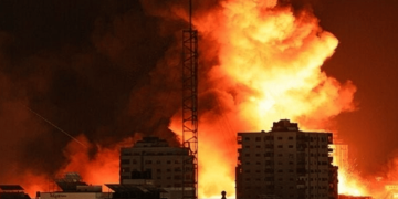 محلل سياسي: الهجمات الأمريكية ضد الحوثيين رسالة إلى إيران