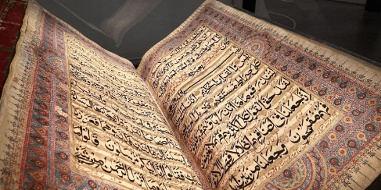 مخطوط يعود لنحو قرنين يُجسّد إرث الفن الإسلامي في بينالي الفنون الإسلامية