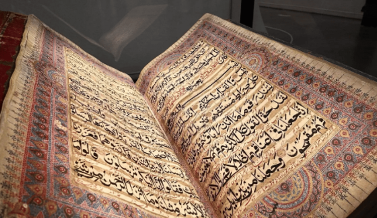 مخطوط يعود لنحو قرنين يُجسّد إرث الفن الإسلامي في بينالي الفنون الإسلامية