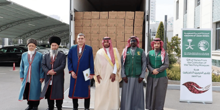 مركز الملك سلمان للإغاثة يسلم 50 طنًا من التمور هدية المملكة لتركمانستان وغينيا الاستوائية