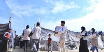 مركز الملك سلمان للإغاثة يوزّع التمور على الأسر الفلسطينية في خان يونس ورفح جنوب قطاع غزة