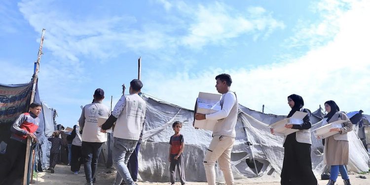 مركز الملك سلمان للإغاثة يوزّع التمور على الأسر الفلسطينية في خان يونس ورفح جنوب قطاع غزة