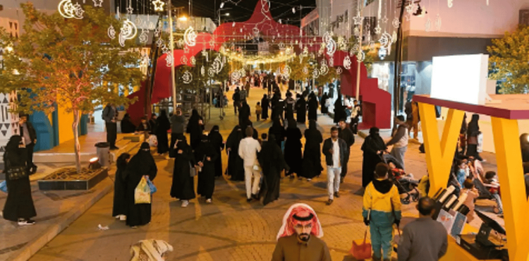 مهرجان "وسط البلد" بحائل يستقبل آلاف الزوار بأجواء رمضانية شعبية مضيئة