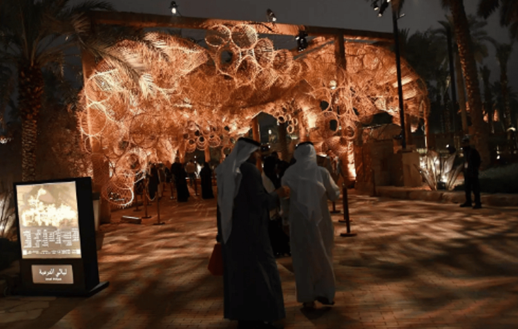 موسم الدرعية يحوّل "اللَهْوَج" من منافذ للضوء والهواء إلى فنون تراثية وتغذية بصرية