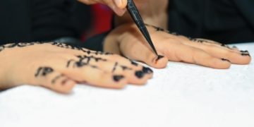 نقش الحناء.. زينة رمضانية تحفّز الصغار على الصيام