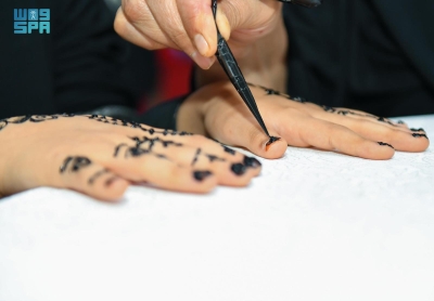 نقش الحناء.. زينة رمضانية تحفّز الصغار على الصيام