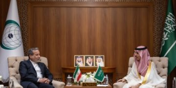 وزير الخارجية يبحث مع نظيره الإيراني العلاقات الثنائية