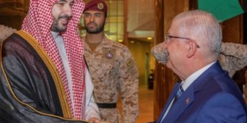 وزير الدفاع يبحث تطوير التعاون مع نظيريه الأمريكي والتركي