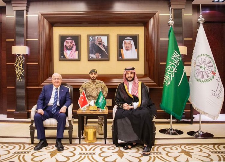 وزير الدفاع يبحث تعزيز التعاون مع نظيره التركي