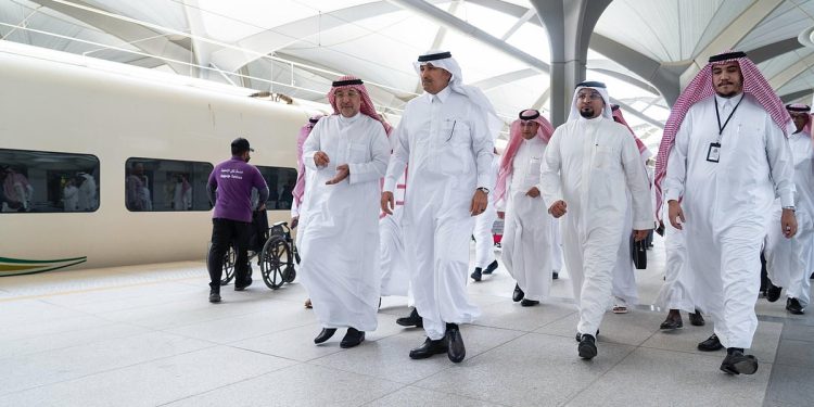 وزير النقل يتفقد محطة قطار الحرمين السريع بالمدينة المنورة