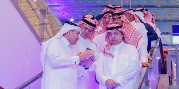 وزير النقل يزور مطار الملك عبدالعزيز للوقوف على تنفيذ الخطط التشغيلية لموسم ذروة العمرة