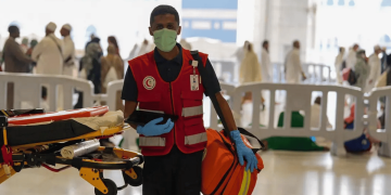 «الهلال الأحمر» تنقذ حالتين نوعيتين بالحرم المكي