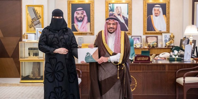أمير القصيم يستقبل مديرة الأحوال المدنية بالمنطقة ويتسلم التقرير السنوي لعام 2024
