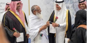 وزير النقل يستقبل أولى رحلة للحجاج بمطار الملك عبدالعزيز الدولي بجدة