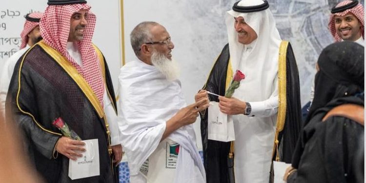 وزير النقل يستقبل أولى رحلة للحجاج بمطار الملك عبدالعزيز الدولي بجدة