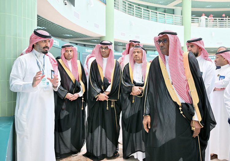 رئيس جامعة جازان يكرم المشاريع الفائزة في هاكاثون الابتكار الرقمي