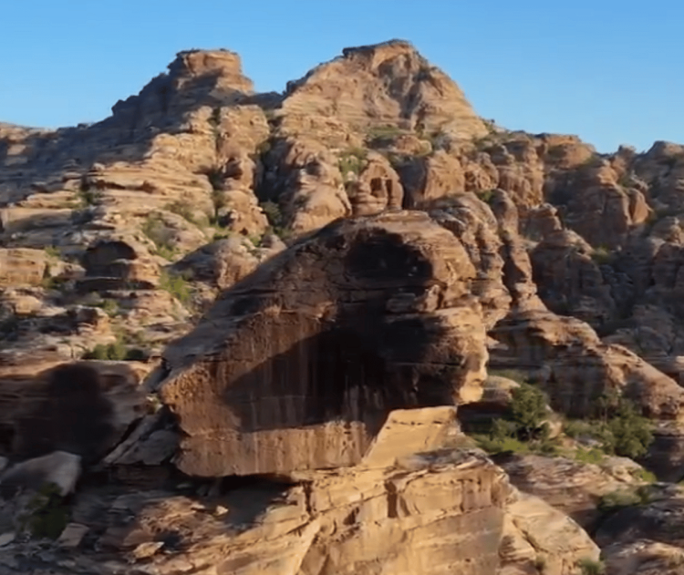 أبو الهول السعودي.. صخرة تبهر الناظرين بقمة لجب