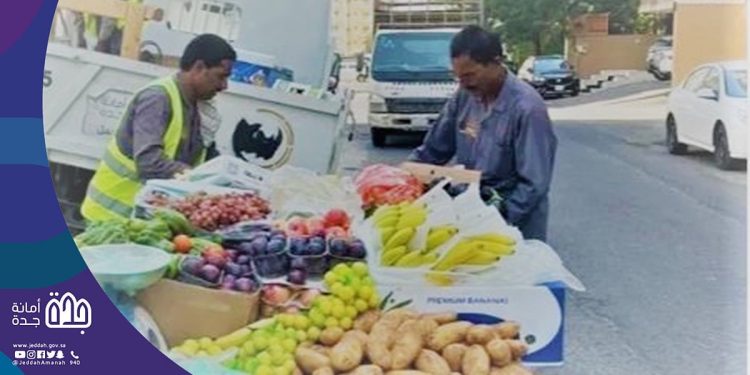 أمانة جدة تصادر 30 طنًا من الفواكه والخضروات ضمن جولاتها الرقابية