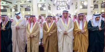أمير الرياض ونائبه يؤديان صلاة الميت على الأمير ناصر بن فهد
