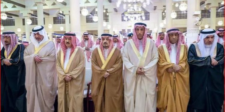 أمير الرياض ونائبه يؤديان صلاة الميت على الأمير ناصر بن فهد