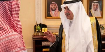 أمير تبوك يستقبل «ناصر العسيري» المتنازل عن قاتل شقيقه