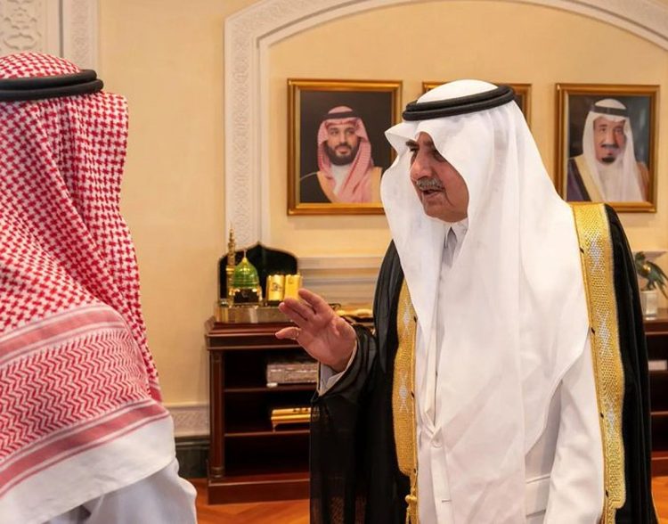 أمير تبوك يستقبل «ناصر العسيري» المتنازل عن قاتل شقيقه 
