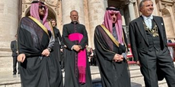 الجُبير يترأس الوفد السعودي في تشييع بابا الفاتيكان