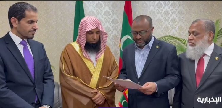 المالديف تكرم وزير الشؤون الإسلامية بدرع الوسطية والتسامح والتواصل بين الشعوب لعام 2025